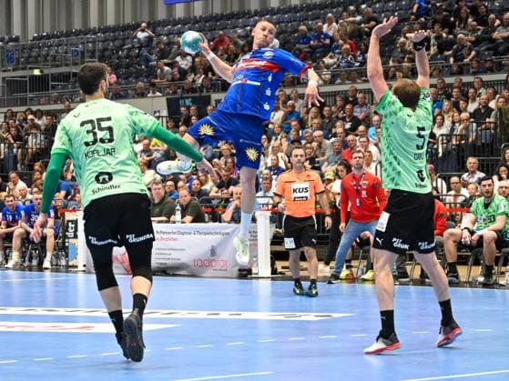 Linus Arnesson (Bergischer HC, 24) mit einem Sprungwurf gegen Max Darj (Fuechse Berlin, 05). Marko Kopljar (Fuechse Berlin, 35) ist dabei. Bergischer HC vs. Fuechse Berlin, Handball, LIQUI Moly HBL, 29. Spieltag, Saison 2022 2023, 14.05.2023 Bergischer HC vs. Fuechse Berlin, Handball, LIQUI Moly HBL, 29. Spieltag, Saison 2022 2023, 14.05.2023 Duesseldorf Copyright: xEibner-Pressefotox xThomasxHaeslx EP_EER