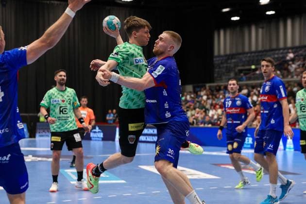 1. Bundesliga Handball Bergischer HC gegen Füchse Berlin, 14.05.2023 Nils Lichtlein ( 17 Fuechse Berlin) im Zweikampf mit Tom Kare Nikolaisen ( 30 Bergischer HC) - 1. Bundesliga Handball Bergischer HC gegen Füchse Berlin 14.05.2023 in Düsseldorf. Copyright: xBEAUTIFULxSPORTS KennyxBeelex