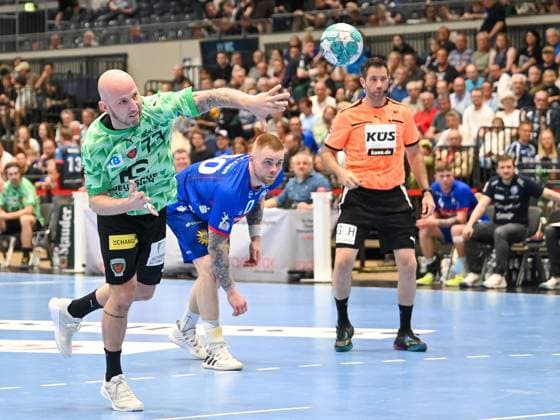 Robert Weber (Fuechse Berlin, 73) verwandelt einen Siebenmeter. Dahinter Tom Kare Nikolaisen (Bergischer HC, 30) ist bereit zum Eingreifen. Bergischer HC vs. Fuechse Berlin, Handball, LIQUI Moly HBL, 29. Spieltag, Saison 2022 2023, 14.05.2023 Bergischer HC vs. Fuechse Berlin, Handball, LIQUI Moly HBL, 29. Spieltag, Saison 2022 2023, 14.05.2023 Duesseldorf Copyright: xEibner-Pressefotox xThomasxHaeslx EP_EER