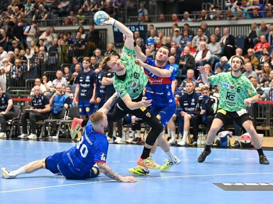 Mathias Gidsel (Fuechse Berlin, 19) wird von Tom Kare Nikolaisen (Bergischer HC, 30) und Arnor Thor Gunnarsson (Bergischer HC, 11) in die Zange genommen. Dabei Jacob Tandrup Holm (Fuechse Berlin, 06). Bergischer HC vs. Fuechse Berlin, Handball, LIQUI Moly HBL, 29. Spieltag, Saison 2022 2023, 14.05.2023 Bergischer HC vs. Fuechse Berlin, Handball, LIQUI Moly HBL, 29. Spieltag, Saison 2022 2023, 14.05.2023 Duesseldorf Copyright: xEibner-Pressefotox xThomasxHaeslx EP_EER