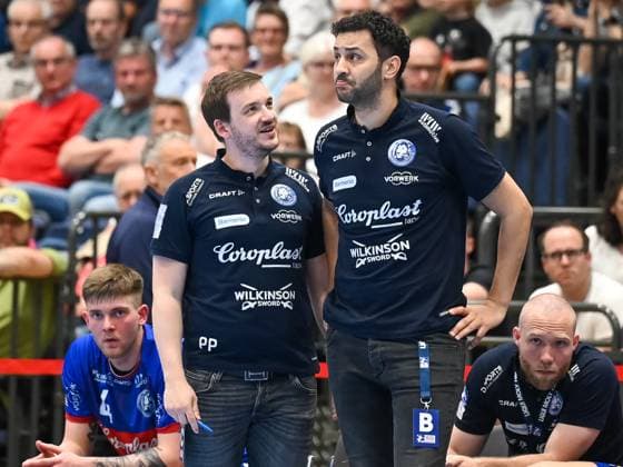 Peer Puetz (Bergischer HC, Assistenztrainer) und Jamal Naji (Bergischer HC, Trainer) sind noch skeptsich. Dabei Elias Scholtes (Bergischer HC, 04) und Jan Artmann (Bergischer HC). Bergischer HC vs. Fuechse Berlin, Handball, LIQUI Moly HBL, 29. Spieltag, Saison 2022 2023, 14.05.2023 Bergischer HC vs. Fuechse Berlin, Handball, LIQUI Moly HBL, 29. Spieltag, Saison 2022 2023, 14.05.2023 Duesseldorf Copyright: xEibner-Pressefotox xThomasxHaeslx EP_EER