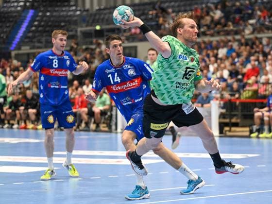 Max Darj (Fuechse Berlin, 05) hat sich am Kreis durchgesetzt und kommt zum Wurf. Dahinter Tim Nothdurft (Bergischer HC, 08) und Frederik Ladefoged (Bergischer HC, 14). Bergischer HC vs. Fuechse Berlin, Handball, LIQUI Moly HBL, 29. Spieltag, Saison 2022 2023, 14.05.2023 Bergischer HC vs. Fuechse Berlin, Handball, LIQUI Moly HBL, 29. Spieltag, Saison 2022 2023, 14.05.2023 Duesseldorf Copyright: xEibner-Pressefotox xThomasxHaeslx EP_EER