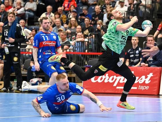 Mathias Gidsel (Fuechse Berlin, 19) wird durch den am Boden liegenden Tom Kare Nikolaisen (Bergischer HC, 30) zu Fall gebracht. Dabei Arnor Thor Gunnarsson (Bergischer HC, 11). Bergischer HC vs. Fuechse Berlin, Handball, LIQUI Moly HBL, 29. Spieltag, Saison 2022 2023, 14.05.2023 Bergischer HC vs. Fuechse Berlin, Handball, LIQUI Moly HBL, 29. Spieltag, Saison 2022 2023, 14.05.2023 Duesseldorf Copyright: xEibner-Pressefotox xThomasxHaeslx EP_EER