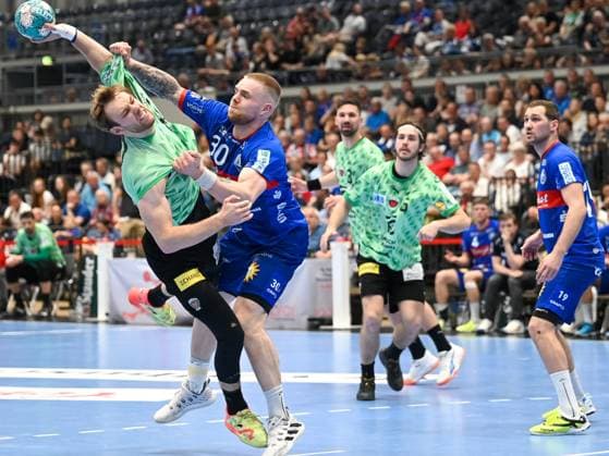 Tom Kare Nikolaisen (Bergischer HC, 30) hat Mathias Gidsel (Fuechse Berlin, 19) im Griff. Dabei Jacob Tandrup Holm (Fuechse Berlin, 06), Fabian Wiede (Fuechse Berlin, 03) und Arnor Thor Gunnarsson (Bergischer HC, 11). Bergischer HC vs. Fuechse Berlin, Handball, LIQUI Moly HBL, 29. Spieltag, Saison 2022 2023, 14.05.2023 Bergischer HC vs. Fuechse Berlin, Handball, LIQUI Moly HBL, 29. Spieltag, Saison 2022 2023, 14.05.2023 Duesseldorf Copyright: xEibner-Pressefotox xThomasxHaeslx EP_EER
