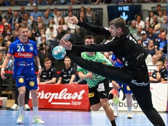 Christopher Rudeck (Bergischer HC, 01) hat den Wurf con Tim Freihoefer (Fuechse Berlin, 20) abgewehrt. Dabei Linus Arnesson (Bergischer HC, 24). Bergischer HC vs. Fuechse Berlin, Handball, LIQUI Moly HBL, 29. Spieltag, Saison 2022 2023, 14.05.2023 Bergischer HC vs. Fuechse Berlin, Handball, LIQUI Moly HBL, 29. Spieltag, Saison 2022 2023, 14.05.2023 Duesseldorf Copyright: xEibner-Pressefotox xThomasxHaeslx EP_EER