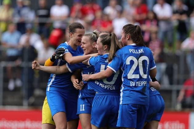 Jubel nach dem 1:2 für SV Meppen durch Linda Preuß (SVM, 11) Köln Franz-Kraemer-Stadion NRW Deutschland