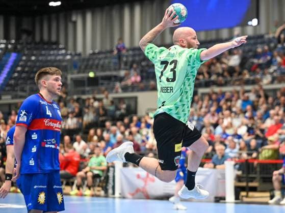 Robert Weber (Fuechse Berlin, 73) in der Luft. Elias Scholtes (Bergischer HC, 04) kann nur zuschauen. Bergischer HC vs. Fuechse Berlin, Handball, LIQUI Moly HBL, 29. Spieltag, Saison 2022 2023, 14.05.2023 Bergischer HC vs. Fuechse Berlin, Handball, LIQUI Moly HBL, 29. Spieltag, Saison 2022 2023, 14.05.2023 Duesseldorf Copyright: xEibner-Pressefotox xThomasxHaeslx EP_EER