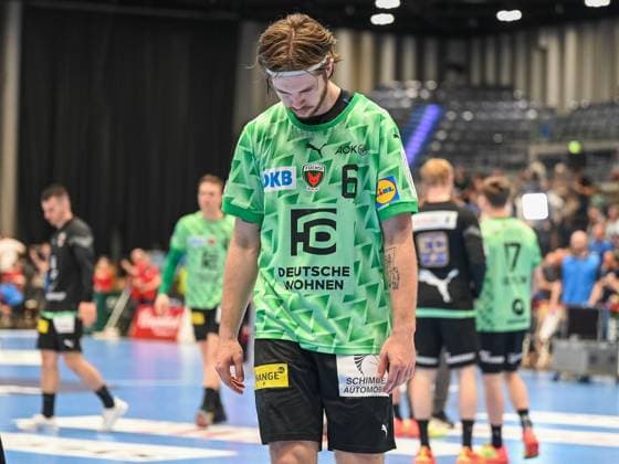 Auf dem Weg in die Kabine laesst Jacob Tandrup Holm (Fuechse Berlin, 06) nach der Niederlage den Kopf haengen. Bergischer HC vs. Fuechse Berlin, Handball, LIQUI Moly HBL, 29. Spieltag, Saison 2022 2023, 14.05.2023 Bergischer HC vs. Fuechse Berlin, Handball, LIQUI Moly HBL, 29. Spieltag, Saison 2022 2023, 14.05.2023 Duesseldorf Copyright: xEibner-Pressefotox xThomasxHaeslx EP_EER