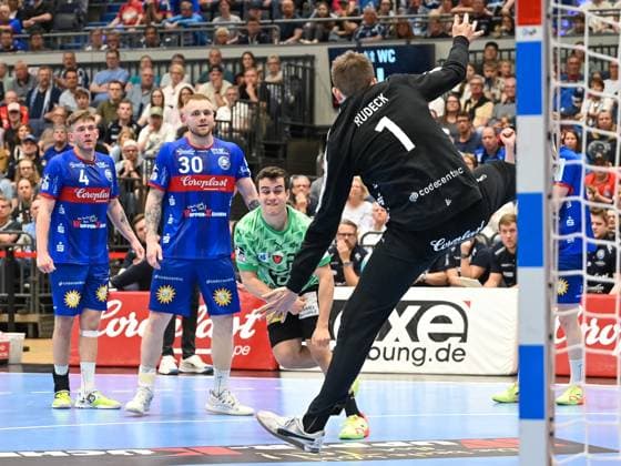 Tim Freihoefer (Fuechse Berlin, 20) scheitert einmal mehr am ueberragenden Christopher Rudeck (Bergischer HC, 01). Dabei Elias Scholtes (Bergischer HC, 04) und Tom Kare Nikolaisen (Bergischer HC, 30). Bergischer HC vs. Fuechse Berlin, Handball, LIQUI Moly HBL, 29. Spieltag, Saison 2022 2023, 14.05.2023 Bergischer HC vs. Fuechse Berlin, Handball, LIQUI Moly HBL, 29. Spieltag, Saison 2022 2023, 14.05.2023 Duesseldorf Copyright: xEibner-Pressefotox xThomasxHaeslx EP_EER