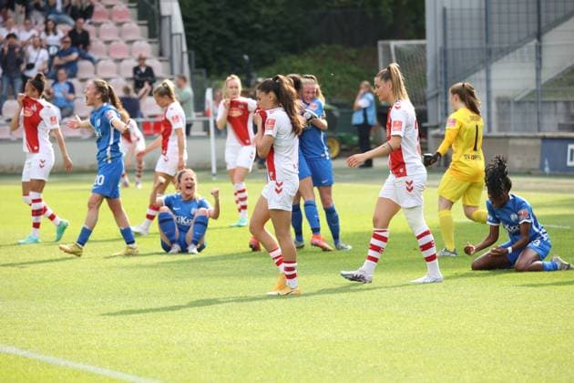 Meppen jubelt, die Kölner Spielerinnen gehen nach der Niederlage vom Platz, 1. FC Köln - SV Meppen, Flyeralarm Frauen Bundesliga, 20. Spieltag, Köln, Deutschland, 14.05.2023.