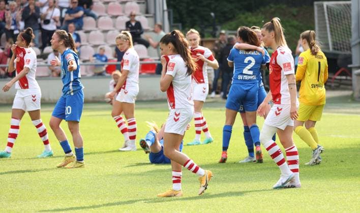 Meppen jubelt, die Kölner Spielerinnen gehen nach der Niederlage vom Platz, 1. FC Köln - SV Meppen, Flyeralarm Frauen Bundesliga, 20. Spieltag, Köln, Deutschland, 14.05.2023.
