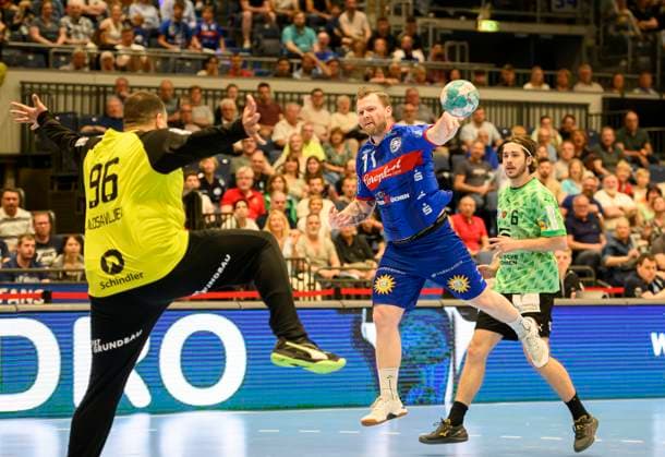 v.l. Torwart Dejan MILOSAVLJEV (B), Arnor GUNNARSSON (BHC), Torwurf, Aktion, Zweikampf, Handball 1. Bundesliga, 30. Spieltag, Bergischer HC (BHC) - Fuechse Berlin (B), am 14.05.2023 in Duesseldorf Deutschland. Ã‚Â