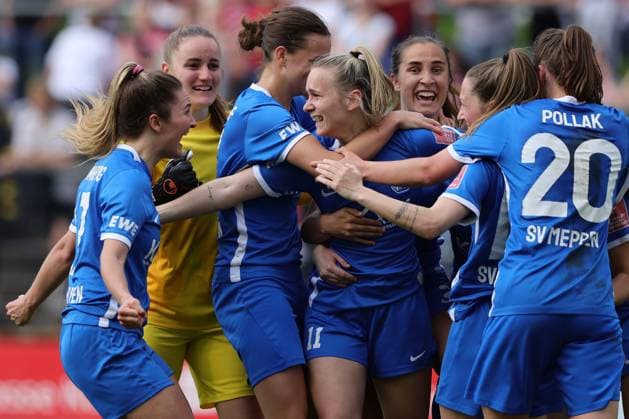 event} Jubel nach dem 1:2 für SV Meppen durch Linda Preuß (SVM, 11) mit Laura Sieger (SVM, 1), Noreen Günnewig (SVM, 17) Köln Franz-Kraemer-Stadion NRW Deutschland
