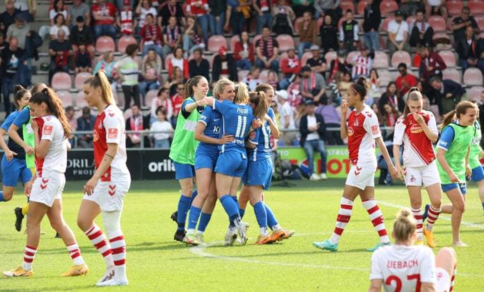 Meppen jubelt, die Kölner Spielerinnen gehen nach der Niederlage vom Platz, 1. FC Köln - SV Meppen, Flyeralarm Frauen Bundesliga, 20. Spieltag, Köln, Deutschland, 14.05.2023.