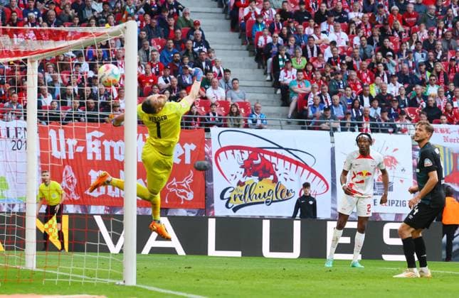 Sport Themen der Woche KW19 Sport Bilder des Tages RB Leipzig Ð Bremen Bundesliga Leipzig,Ê14.05.2023, Red Bull Arena, Fussball, Bundesliga, Spieltag 32 , ÊRB LEIPZIG vs. SV WERDER BREMEN , Tor für Leipzig. Im Bild: Torwart Jiri Pavlenka (1, Bremen) kassiert den Treffer zum 1:1 von Willi Orban (4, RB Leipzig, nicht im Bild) , Fotos: PICTURE POINT Roger Petzsche ,Ê Nur für journalistische Zwecke. Only for editorial use! DFL regulations prohibit any use of photographs as image sequences and or quasi-video. ,Ê Veröffentlichung ist honorarpflichtig, zzgl. MwSt. ,Ê , *** RB Leipzig Ð Bremen Bundesliga Leipzig,Ê14 05 2023, Red Bull Arena, Football, Bundesliga, Matchday 32 , ÊRB LEIPZIG vs SV WERDER BREMEN , Goal for Leipzig In the picture goalkeeper Jiri Pavlenka 1, Bremen concedes the goal to 1 1 by Willi Orban 4, RB Leipzig, not in the picture , Photos PICTURE POINT Roger Petzsche ,Ê Only for journalistic use Only for editorial use DFL regulations prohibit any use of photographs as image sequences and or quasi video ,Ê Publication is subject to a fee, plus,Ê , Picture Point