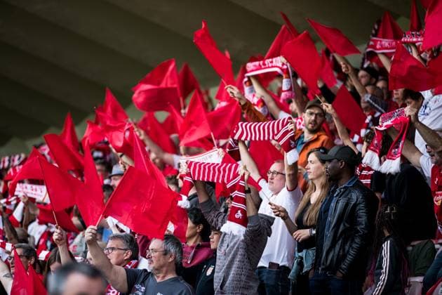 FLYERALARM. Frauen Fussball Bundesliga, 1. FC Koeln - SV Meppen 1912 e.V. Fans des 1. FC Koeln halten Schals hoch und schwenken Fahnen FLYERALARM Frauen Fussball Bundesliga, 1. FC Koeln - SV Meppen 1912 e.V., Koeln, Geissbockheim am 14.05.2023 DFB REGULATIONS PROHIBIT ANY USE OF PHOTOGRAPHS AS IMAGE SEQUENCES AND OR QUASI-VIDEO. Copyright: xBEAUTIFULxSPORTS Wunderlx