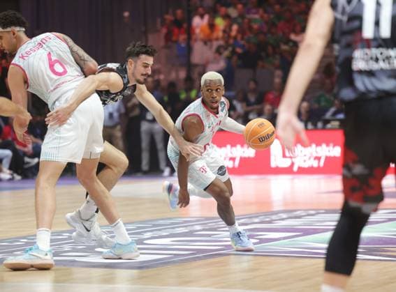 Sport Themen der Woche KW19 Sport Bilder des Tages TJ Shorts II Telekom Baskets Bonn vs. Hapoel Jerusalem Basketball Champions League BCL Final Four - Finale Foto: Jörn Wolter *** TJ Shorts II Telekom Baskets Bonn vs Hapoel Jerusalem Basketball Champions League BCL Final Four Photo Jörn Wolter