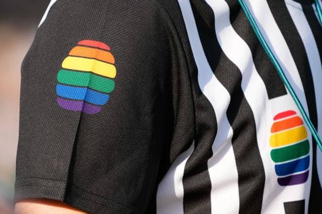 Ein Schiedsrichter, Referee, mit den Regenbogenfarben am Ärmel, Farben des Regenbogens als Symbol für Toleranz und Vielfalt, Armbadge, Symbolfoto, Symbolbild, Symbol, 14.05.2023, Heidelberg (Deutschland), EQC European Quidditch Championship, Finale, Antwerp Quidditch Club - Werewolves of London Firsts