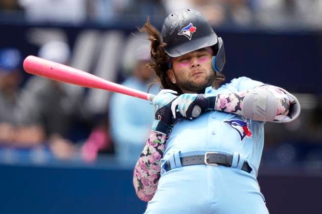Sport Themen der Woche KW19 Sport Bilder des Tages May 14, 2023, Toronto, ON, Canada: Toronto Blue Jays Bo Bichette gets out of the way of an inside pitch during second inning interleague baseball action against the Atlanta Braves in Toronto, on Sunday, May 14, 2023. Canada News - May 14, 2023  - ZUMAc35_ 20230514_zaf_c35_036 Copyright: xFrankxGunnx