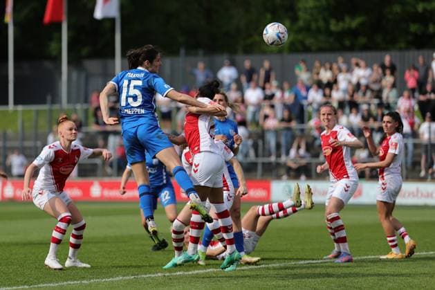 Flyeralarm Frauen Bundesliga 2022-2023: 1. FC Köln - SV Meppen Kristina Maksuti (SVM, 15) beim Kopfball mit Laura Vogt (FC, 3), Myrthe Moorrees (FC, 6), Manjou Wilde (FC, 7) Köln Franz-Kraemer-Stadion NRW Deutschland