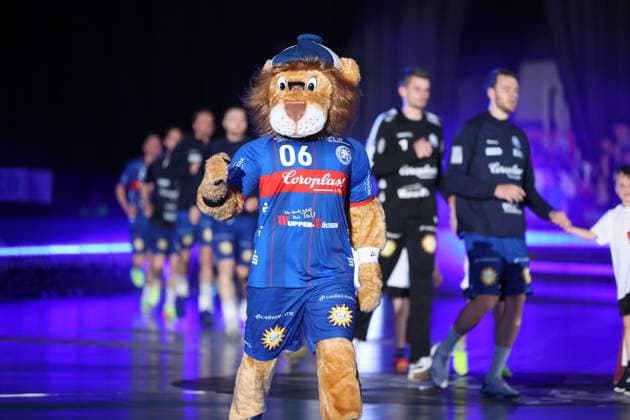 GER, LIQUI MOLY HBL, Bergischer HC vs. Fuechse Berlin 14.05.2023, Mitsubishi Electric HALLE, Duesseldorf, GER, LIQUI MOLY HBL, Bergischer HC vs. Fuechse Berlin , im Bild: BHC laeuft ein Maskottchen BERGI,