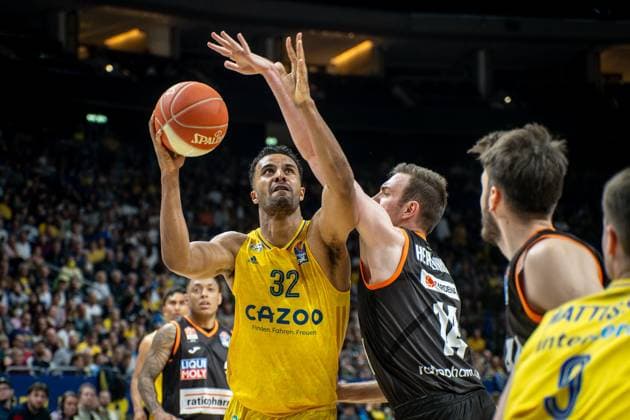 Basketball Berlin 14.05.2023 Saison 2022 2023 easyCredit BBL 1. Bundesliga Playoffs Viertelfinale Spiel 1 Alba Berlin - ratiopharm Ulm Johannes Thiemann (Alba Berlin, No.32) Philipp Herkenhoff (Ulm, No.14)