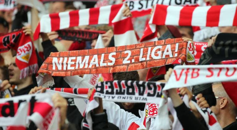 Sport Themen der Woche KW19 14.05.23 VfB Stuttgart - Bayer 04 Leverkusen Deutschland, Stuttgart, 14.05.2023, Fussball, Bundesliga, VfB Stuttgart - Bayer 04 Leverkusen: VfB Stuttgart Fans Schal Niemals 2. Liga. *** 14 05 23 VfB Stuttgart Bayer 04 Leverkusen Germany, Stuttgart, 14 05 2023, football, Bundesliga, VfB Stuttgart Bayer 04 Leverkusen VfB Stuttgart fans scarf Never 2 league