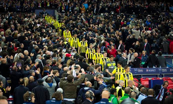 London, 25.05.2013, Wembley Enttäuschte Dortmunder: Sebastian Kehl, Nuri Sahin, Roman Weidenfeller, Lukasz Piszczek, Sven Bender, Jakub Blaszczykowski, Neven Subotic, Julian Schieber, Ilkay Gündogan, Kevin Großkreutz, Mats Hummels, Mitchell Langerak, Felipe Santana , Robert Lewandowski, Marcel Schmelzer, Marco Reus, Moritz Leitner, Trainer Jürgen Klopp (BVB) Borussia Dortmund - FC Bayern München Champions League Finale der Herren