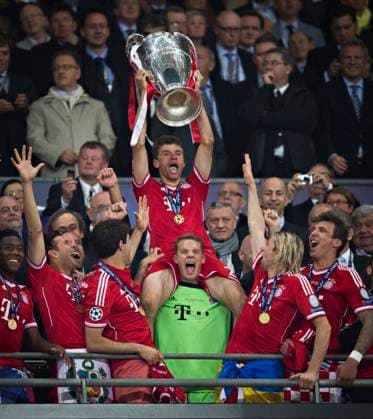 London, 25.05.2013, Wembley Münchener Schlussjubel: Thomas Mueller (FCB), Torwart Manuel Neuer (FCB) mit Pokal Borussia Dortmund - FC Bayern München Champions League Finale der Herren