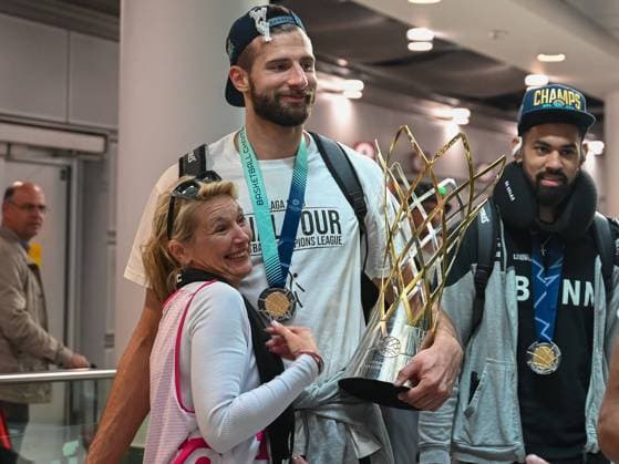 Sport Themen der Woche KW20 Sport Bilder des Tages Ein weiblicher Fan umarmt Leon Kratzer (Telekom Baskets Bonn, 21), der den Pokal traegt. Daneben Jeremy Morgan (Telekom Baskets Bonn, 20). Telekom Baskets Bonn, Basketball, Basketball Champions League, Sieger, Saison 2022 2023, 15.05.2023 Telekom Baskets Bonn, Basketball, Basketball Champions League, Saison 2022 2023, 15.05.2023 Duesseldorf *** A female fan hugs Leon Kratzer Telekom Baskets Bonn, 21 , who carries the trophy Next to Jeremy Morgan Telekom Baskets Bonn, 20 Telekom Baskets Bonn, basketball, basketball Champions League, winner, season 2022 2023, 15 05 2023 Telekom Baskets Bonn, basketball, basketball Champions League, season 2022 2023, 15 05 2023 Duesseldorf Copyright: xEibner-Pressefoto ThomasxHaeslerx EP_EER