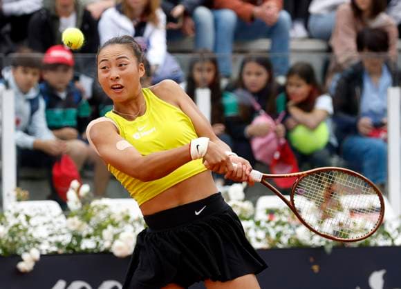 (230515) -- ROME, May 15, 2023 -- Zheng Qinwen of China hits a return during the round of 16 match between Zheng Qinwen of China and her compatriot Wang Xiyu at the WTA, Tennis Damen Italian Open in Rome, Italy, May 15, 2023. (Str Xinhua) (SP)ITALY-ROME-TENNIS-WTA 1000-ROUND OF 16 XinxHuashefa 