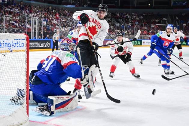 L-R goalkeeper Samuel Hlavaj (SVK) and Scott Laughton (CAN) in action during the IIHF Ice hockey, Eishockey World Championship, WM, Weltmeisterschaft Group B match Slovakia vs Canada, on May 15, 2023, in Riga, Latvia. (CTKxPhoto DavidxTanecek) CTKPhotoP2023051505961  CTKPhotoP2023051505961