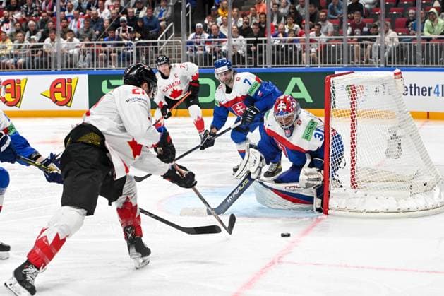 RIGA, LATVIA - MAY 15: goalkeeper Samuel Hlavaj of Slovakia follows the puck during the 2023 IIHF Ice hockey, Eishockey World Championship, WM, Weltmeisterschaft Finland - Latvia game between Slovakia and Canada at Arena Riga on May 15, 2023 in Riga, Latvia. Riga Arena Riga Latvia Copyright: xJustPictures.ch AndreaxBrancax