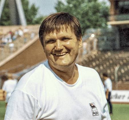 Archivbilder der Woche SPORT KW20 RECORD DATE NOT STATED Aus 2. BLA. Saison 1992 93 Hannover 96 - Chemnitzer FC 0:1 am 08.08.1992. Im Foto: FC Trainer Hans Meyer *** From 2 BLA season 1992 93 Hannover 96 Chemnitzer FC 0 1 on 08 08 1992 In photo FC coach Hans Meyer