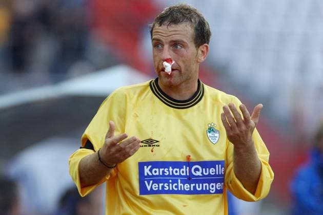 26.10.2003 - 2. Fussball-Bundesliga - 10. Spieltag - Karlsruher SC - SpVgg Greuther Fürth (1:0) Olivier Caillas verletzt - Zink - xwoxzix - *** 26 10 2003 2 Football Bundesliga 10 Matchday Karlsruher SC SpVgg Greuther Fürth 1 0 Olivier Caillas injured zinc xwoxzix