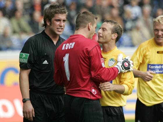 26.09.2004 - 2. Fussball-Bundesliga - 06. Spieltag: MSV Duisburg - SpVgg Greuther Fürth Schiedsrichter Robert Hoyzer bei Olivier Caillas und Georg Koch - Zink - xwoxzix - *** 26 09 2004 2 Football Bundesliga 06 Matchday MSV Duisburg SpVgg Greuther Fürth referee Robert Hoyzer at Olivier Caillas and Georg Koch zinc xwoxzix