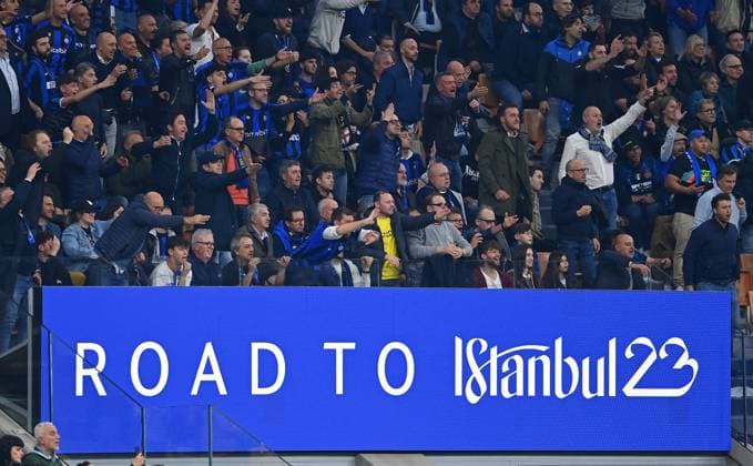 FUSSBALL CHAMPIONS LEAGUE SAISON 2022 2023 Halbfinal - Rueckspiel Inter Mailand - AC Mailand 16.05.2023 Inter Mailand Fans jubel im Giuseppe Meazza Stadion vor einem Banner Road to Istanbul 2023
