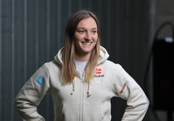 Karlsfeld, Deutschland 16. Mai 2023: DSV-Sommer-Einkleidung 2023, Deutscher Skiverband, DSV,Nationalmannschaft, Aktive, Trainer, MAN Halle Katharina Schmid, Katharina Althaus, ehem.Althaus, SC Oberstorf,Skisprung, Damen, Deutschland, Skispringen, Damenskispringen, Wintersport, Weltcup, Kopf, Portrait, Interview, stehend, shooting, lächeln *** Karlsfeld, Germany 16 May 2023 DSV summer dressing 2023, German Ski Association, DSV,national team, active, coach, MAN hall Katharina Schmid, Katharina Althaus, former Althaus, SC Oberstorf,ski jumping, ladies, Germany, ski jumping, ladies ski jumping, winter sports, world cup, head, portrait, interview, standing, shooting, smile