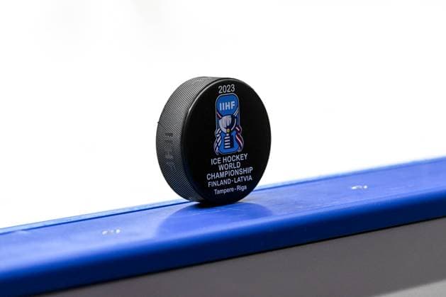 Sport Themen der Woche KW20 RIGA, LATVIA - MAY 17: Official game puck during the 2023 IIHF Ice hockey, Eishockey World Championship, WM, Weltmeisterschaft Finland - Latvia game between Latvia and Norway at Arena Riga on May 17, 2023 in Riga, Latvia. Riga Arena Riga Latvia *** RIGA, LATVIA MAY 17 Official game puck during the 2023 IIHF Ice Hockey World Championship Finland Latvia game between Latvia and Norway at Arena Riga on May 17, 2023 in Riga, Latvia Riga Arena Riga Latvia  Copyright: xJustPictures.ch AndreaxBrancax