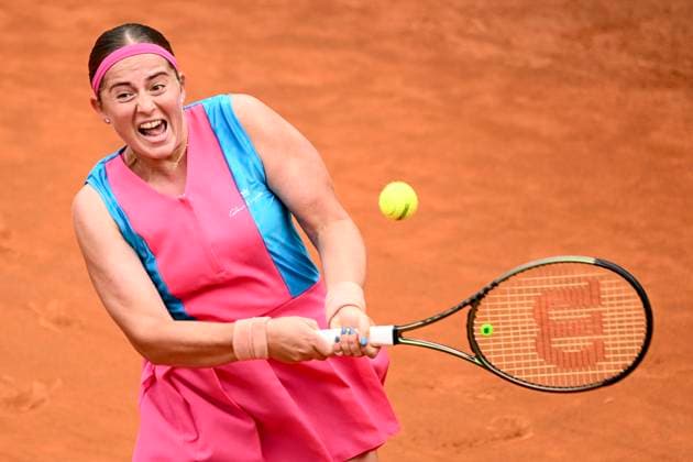 Sport Themen der Woche KW20 Sport Bilder des Tages Jelena Ostapenko of Latvia in action during her match against Paula Badosa of Spain at the Internazionali BNL d Italia tennis tournament at Foro Italico in Rome, Italy on May 17th, 2023. antoniettaxbaldassarre
