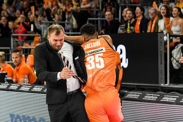 GER, BBL, Playoffs, ratiopharm Ulm vs ALBA Berlin 17.05.2023, ratiopharm arena, Neu-Ulm, GER, BBL, Playoffs, ratiopharm Ulm vs ALBA Berlin, im Bild Anton Gavel (Ulm) und Karim Jallow (Ulm, 35) stossen fasst zusammen
