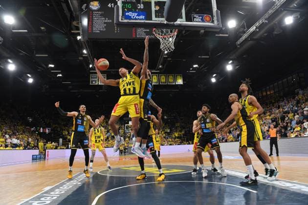 Sport Themen der Woche KW20 Sport Bilder des Tages GER, easy Credit-BBL, Play-Off VF Spiel 2, EWE Baskets Oldenburg vs MHP Riesen Ludwigsburg 18.05.2023, EWE Arena, Oldenburg, GER, easy Credit-BBL, Play-Off VF Spiel 2, EWE Baskets Oldenburg vs MHP Riesen Ludwigsburg, im Bild TJ HOLYFIELD ( EWE Baskets Oldenburg 22 ) Prentiss HUBB ( MHP Riesen Ludwigsburg 3 ) *** GER, easy Credit BBL, Play Off VF Game 2, EWE Baskets Oldenburg vs MHP Riesen Ludwigsburg 18 05 2023, EWE Arena, Oldenburg, GER, easy Credit BBL, Play Off VF Game 2, EWE Baskets Oldenburg vs MHP Riesen Ludwigsburg, in picture TJ HOLYFIELD EWE Baskets Oldenburg 22 Prentiss HUBB MHP Riesen Ludwigsburg 3 nphxgmbhx xRojahn nph00310