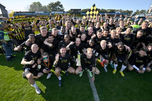 HÄLLEVIK 20230518 Häckens spelare firar segern med bucklan och fansen efter torsdagens fotbollsmatch, final i Svenska Cupen, mellan Mjällby AIF och BK Häcken pa Strandvallen. HÄLLEVIK SVERIGE x50090x