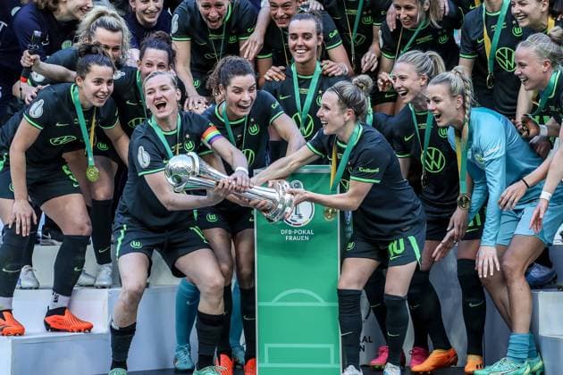 IMAGO Iconic Moments, Fußball - Frauen Sport Bilder des Tages Fussball, DFB Pokal der Frauen Saison 2022 2023 Finale VfL Wolfsburg - SC Freiburg 18.05.2023, Rhein-Energie-Stadion Koeln Alexandra Popp (11, VfL Wolfsburg) Svenja Huth (10, VfL Wolfsburg) heben den Pokal in die Luft bei der Siegherehrung Köln Rhein-Energie-Stadion Nordrhein-Westfahlen Deutschland