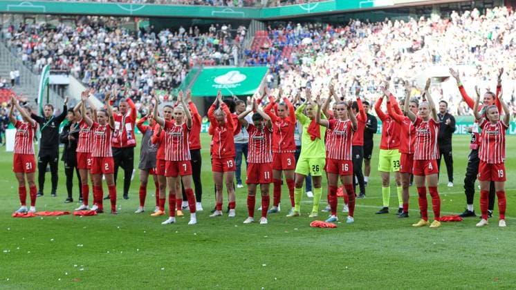 v.li.: Spielerinnen vom SC Freiburg bedanken sich bei den Fans, Zuschauern für die Unterstützung, Dank an die Fans, Ultras, DIE DFB-RICHTLINIEN UNTERSAGEN JEGLICHE NUTZUNG VON FOTOS ALS SEQUENZBILDER UND ODER VIDEOÄHNLICHE FOTOSTRECKEN. DFB REGULATIONS PROHIBIT ANY USE OF PHOTOGRAPHS AS IMAGE SEQUENCES AND OR QUASI-VIDEO., 18.05.2023, Köln (Deutschland), Fussball, DFB-Pokal Finale Frauen, VfL Wolfsburg - SC Freiburg *** v li players from SC Freiburg thank the fans, spectators for the support, thanks to the fans, Ultras, THE DFB DIRECTIVES PROHIBIT ANY USE OF PHOTOGRAPHS AS IMAGE SEQUENCES AND OR QUASI VIDEO , 18 05 2023, Cologne Germany , Football, DFB Pokal Final Women, VfL Wolfsburg SC Freiburg xobx