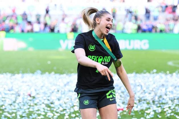 Fußball DFB-Pokal Finale der Frauen VfL Wolfsburg - SC Freiburg am 18.05.2023 im RheinEnergieStadion in Köln Jule Brand ( Wolfsburg ) feiern den Sieg mit den Fans DFB regulations prohibit any use of photographs as image sequences and or quasi-video.