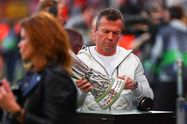 Lothar Matthaeus mit der UEFA Europa League Pokal, Bayer 04 Leverkusen vs. AS Roma, Fussball, Europaleague, Halbfinale, Rueckspiel, Spielzeit 2022 2023, 18.05.2023 Foto: kolbert-press Ant Palmer Leverkusen NRW Deutschland
