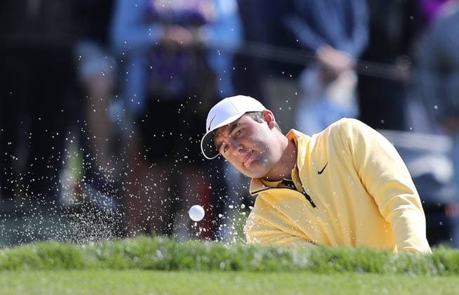 Sport Themen der Woche KW20 Sport Bilder des Tages Scottie Scheffler hits from a green side bunker on the 11th hole during the first round of the 2023 PGA, Golf Herren Championship at Oakwood Country Club in Rochester,New York on Thursday, May 18, 2023.  PGA20230518105 AARONxJOSEFCZYK