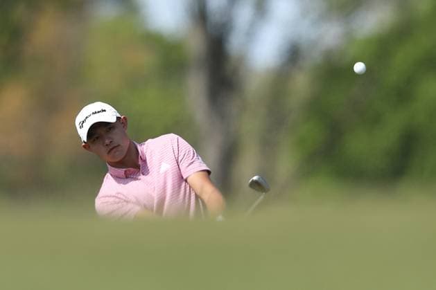 Collin Morikawa chips on to the 10th green during the first round of the 2023 PGA, Golf Herren Championship at Oakwood Country Club in Rochester,New York on Thursday, May 18, 2023.  PGA20230518108 AARONxJOSEFCZYK
