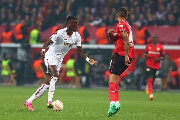 Tammy Abraham (AS Roma) im Zweikampf, Aktion, mit Nadiem Amiri (Bayer 04 Leverkusen) Bayer 04 Leverkusen vs. AS Roma, Fussball, Europaleague, Halbfinale, Rueckspiel, Spielzeit 2022 2023, 18.05.2023 Foto: kolbert-press Ant Palmer Leverkusen NRW Deutschland